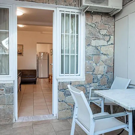 מלון דירות Polydoros Appartments 2*